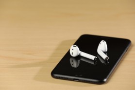 O mamă și-a dus fetița la spital, crezând că a înghițit o cască AirPod. Unde era, de fapt, dispozitivul
